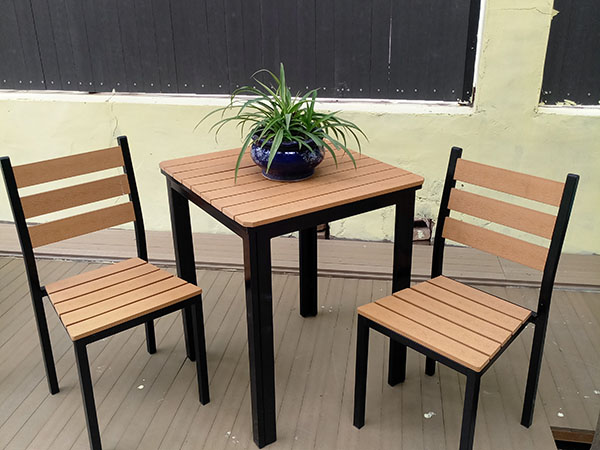 方桌及配套椅子 (4)