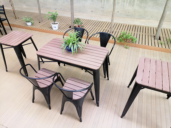 星巴克桌及配套椅子 (17)