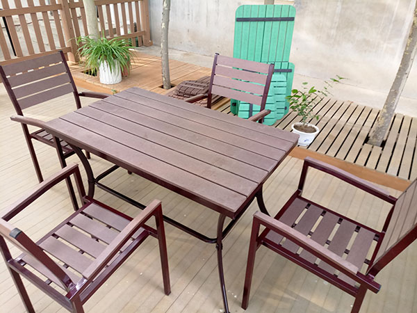 長方桌及配套椅子 (1)