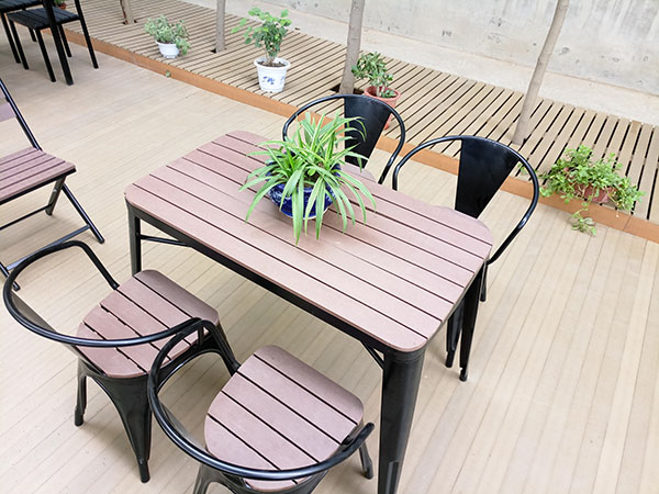 星巴克桌及配套椅子 (14)