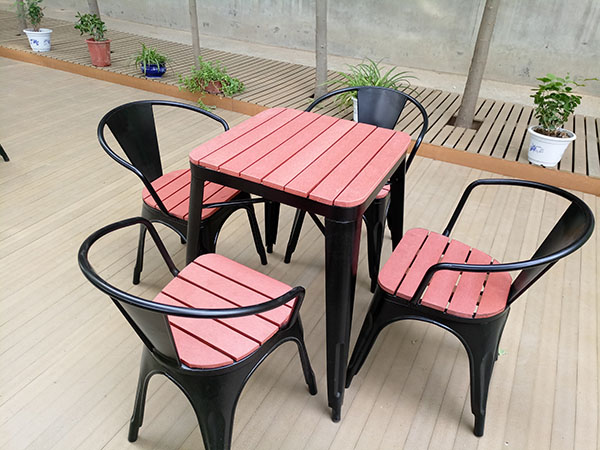 星巴克桌及配套椅子 (1)