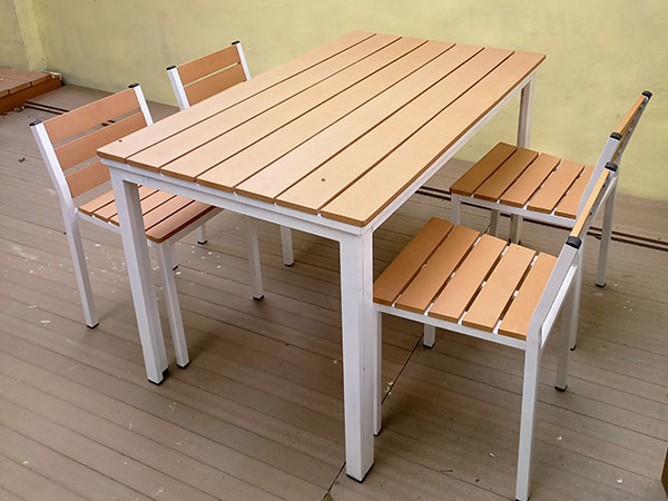 長方桌及配套椅子 (3)