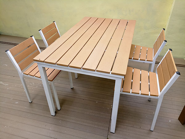 長方桌及配套椅子 (2)