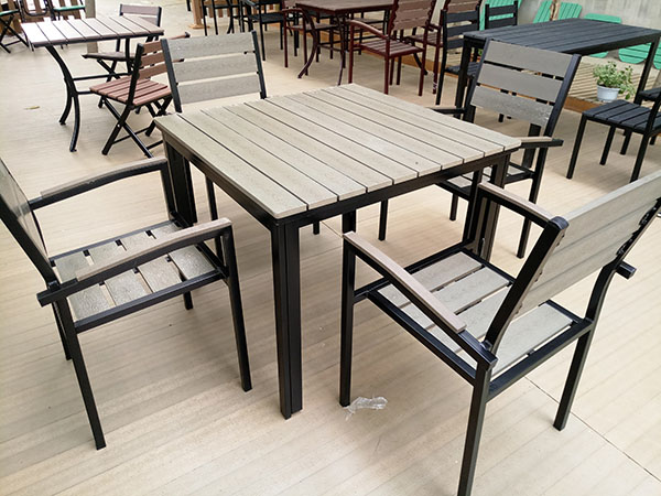 方桌及配套椅子 (1)